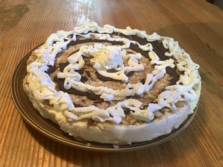 Nepečený dort s tvarohem, mascarpone, bílou čokoládou a oříšky.