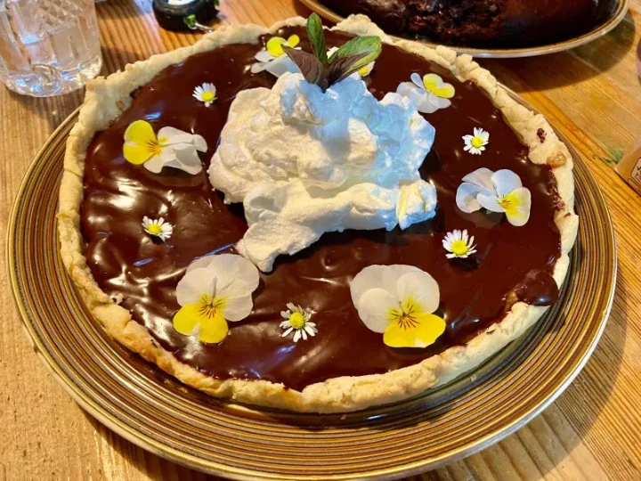 Luxusní koláč s karamelizovanými jablky a čokoládovým ganache.
